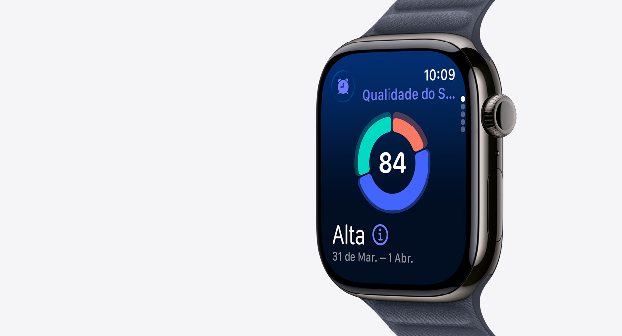 Lateral direita do Apple Watch Series 11 com caixa ardósia de titânio e tela mostrando o gráfico em círculo com a pontuação do sono, Digital Crown, pulseira de elos magnéticos na cor marinho