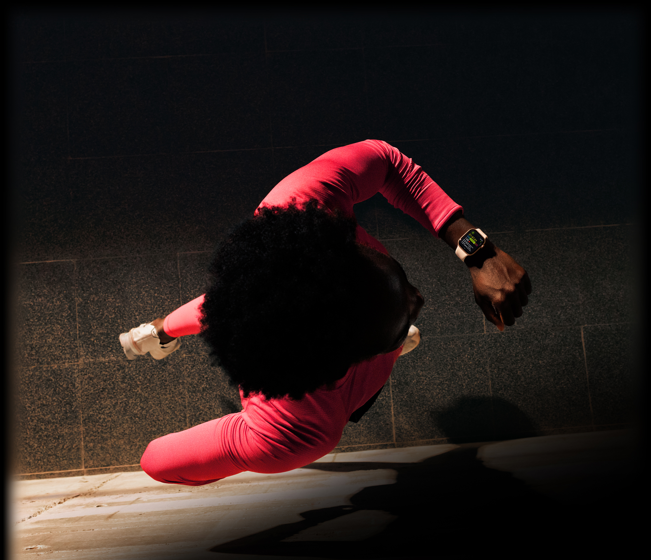 Une personne vérifiant ses progrès dans l’app Exercice d’Apple Watch Series 11 pendant une course