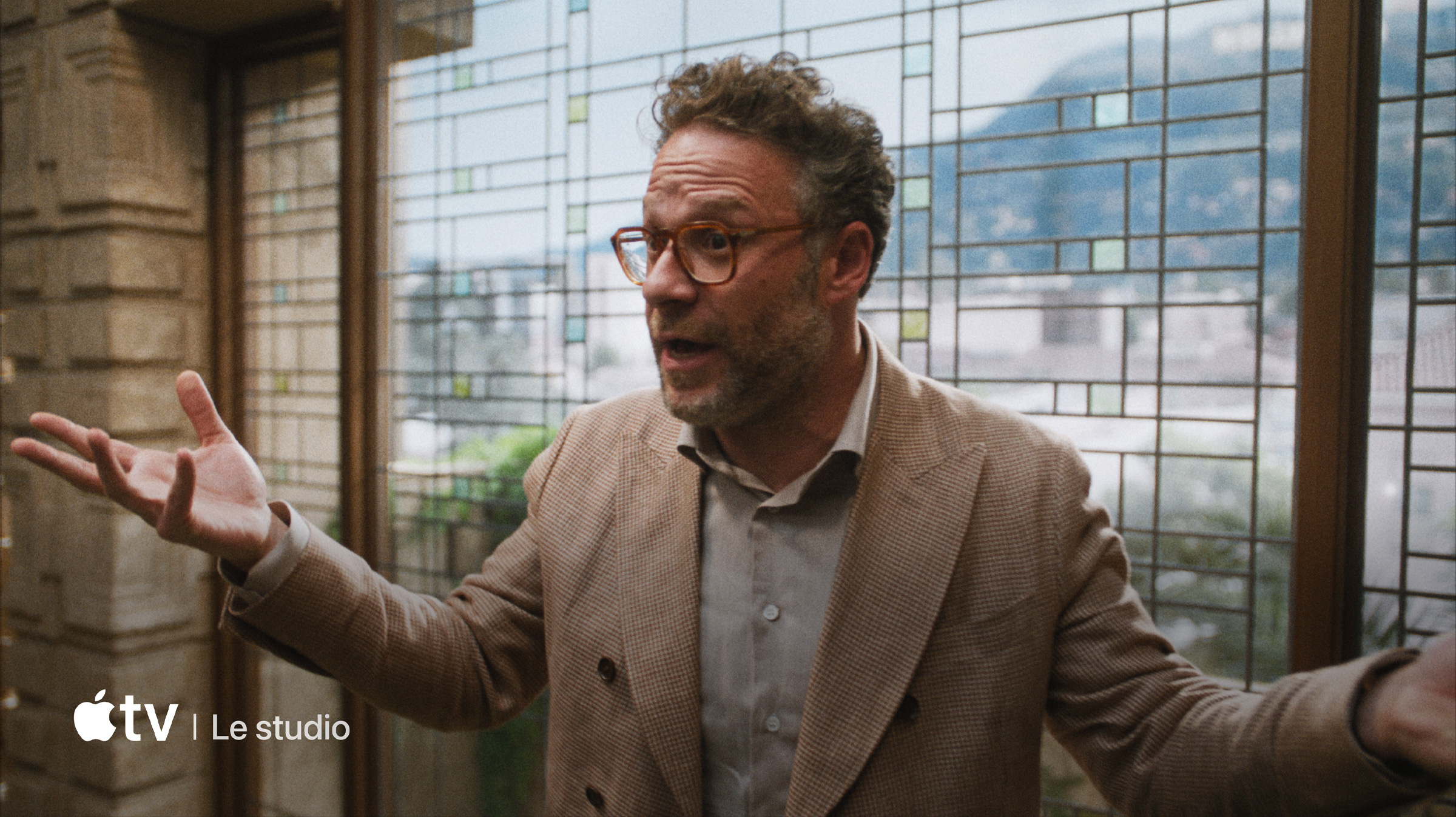 Téléviseur à écran plat montrant une vidéo de tous les services Apple offerts sur Apple TV