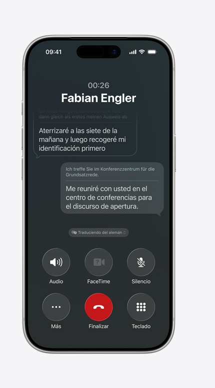 Pantalla de un iPhone que muestra la funcionalidad Traducción en Vivo en uso durante una llamada telefónica