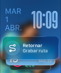 Tres modelos de Apple Watch, en el centro se ve un Apple Watch Ultra 2 en titanio natural con correa Trail negra, en cuya carátula se ve la app Reloj y el widget de Retornar, a la derecha se ve un Apple Watch con acabado negro azabache y una correa uniloop trenzada aguamarina en el que se ve una conversación con la abuela donde se usa Traducción en Vivo, y a la izquierda se ve un Apple Watch color plata con una correa deportiva mandarina, que muestra el entrenamiento Carrera al Aire Libre con un botón de empezar en la app Entrenamiento
