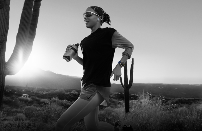 Una persona usa el Apple Watch Ultra 3 mientras corre en una pista en el desierto