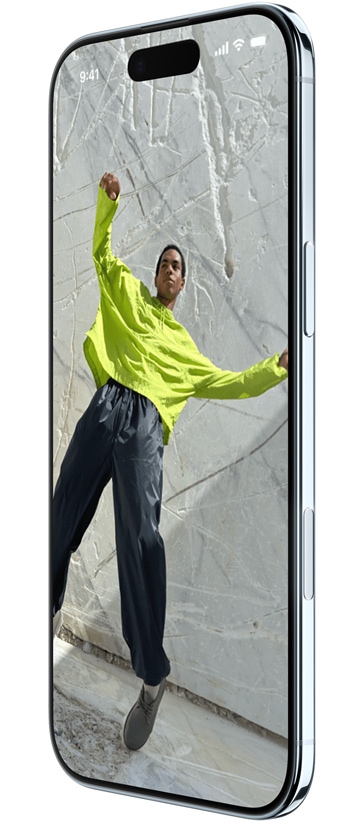 iPhone Air, pohled zepředu a z boku, rozprostřené aplikace Apple TV+, Hudba a Mapy jako ukázka použití Přepínače aplikací