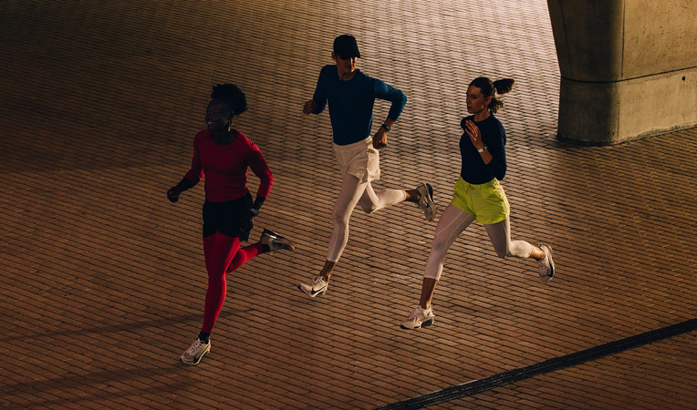 Zwei Personen laufen und tragen dabei eine Apple Watch Series 11