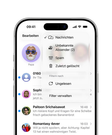 Ein iPhone; die oberen zwei Drittel des Displays zeigen die Nachrichten App mit der neuen Filterfunktion, die jetzt unbekannte Nummern in einen Abschnitt namens „Unbekannte Absender:innen“ sortiert.