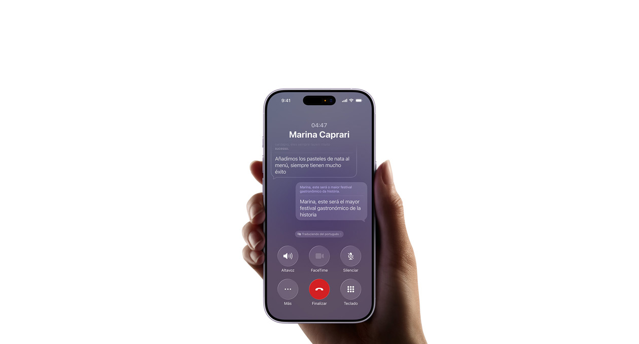 Mano que sujeta un iPhone 17, demostración de la prestación Traducción en Tiempo Real de Apple Intelligence
