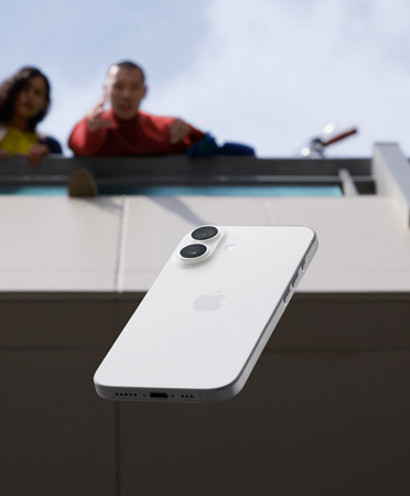 Ein vergessenes iPad Air in Silber in der Rückenlehnentasche eines Flugzeugsitzes