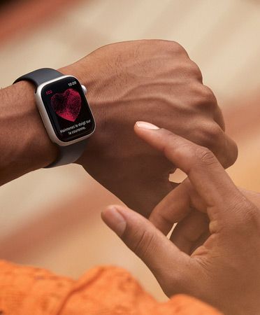 Une personne utilise son Apple Watch Series 11 pour faire un ECG en déplacement