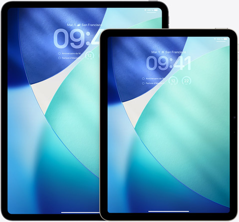 Un iPad et un iPad Air côte à côte, l’iPad Air devant, superposé à l’iPad, orientation portrait, l’écran verrouillé affiche l’heure en Liquid Glass translucide