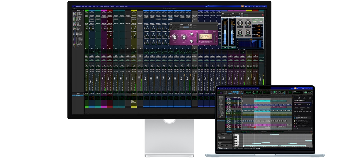 Studio Display και Mac laptop που δείχνουν μια συνεδρία Pro Tools σε ενσωμάτωση Splice, το γυαλί με τεχνολογία nano-texture βοηθά στη μείωση της αντανάκλασης στη σκούρα οθόνη του προγράμματος