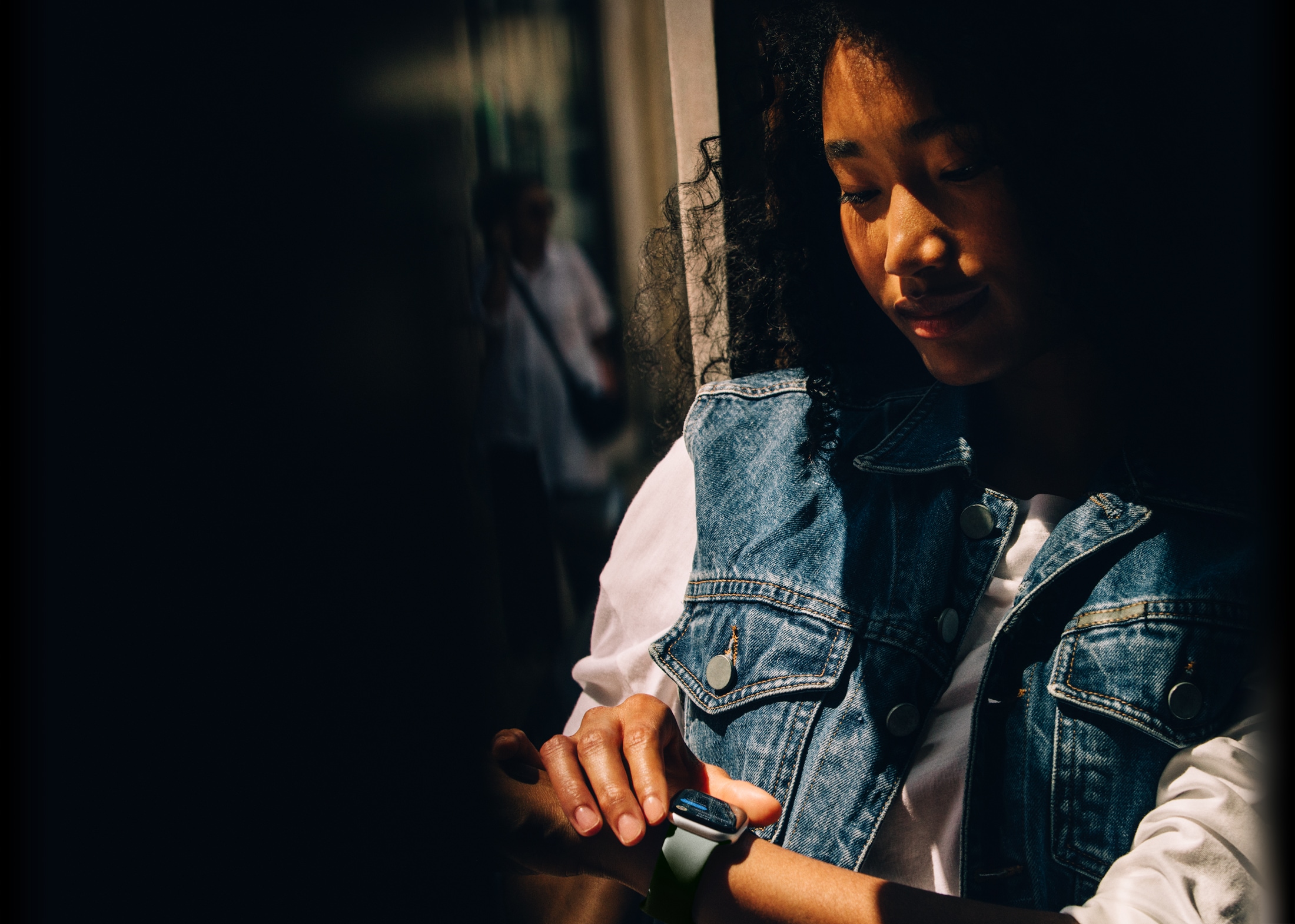 Valaki az Üzeneteket nézi egy Apple Watch Series 11-en