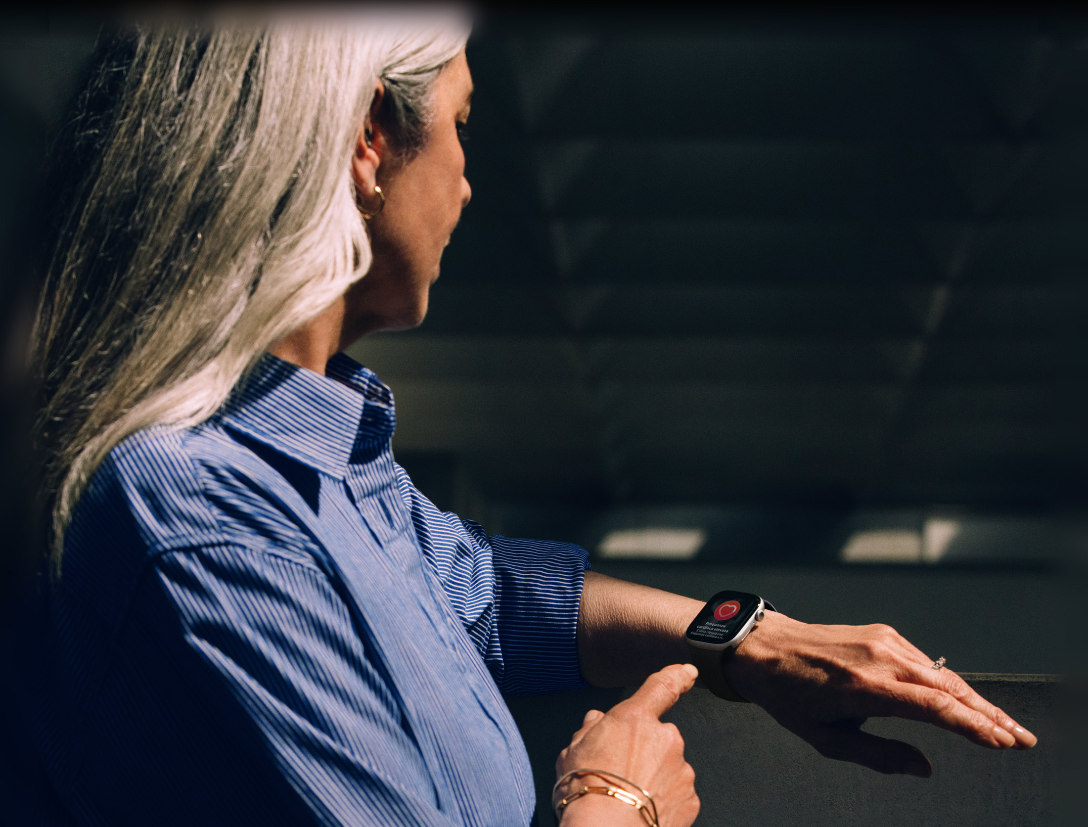 Una persona che legge la notifica di una possibile ipertensione su Apple Watch Series 11