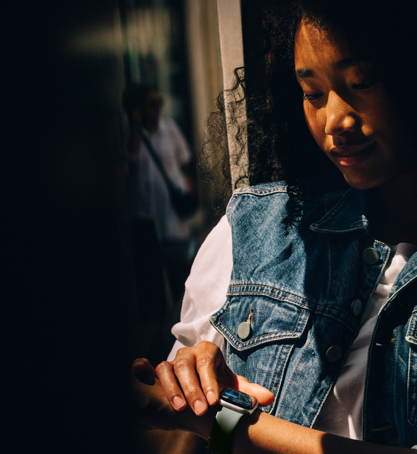 Una persona che controlla l’app Messaggi su Apple Watch Series 11