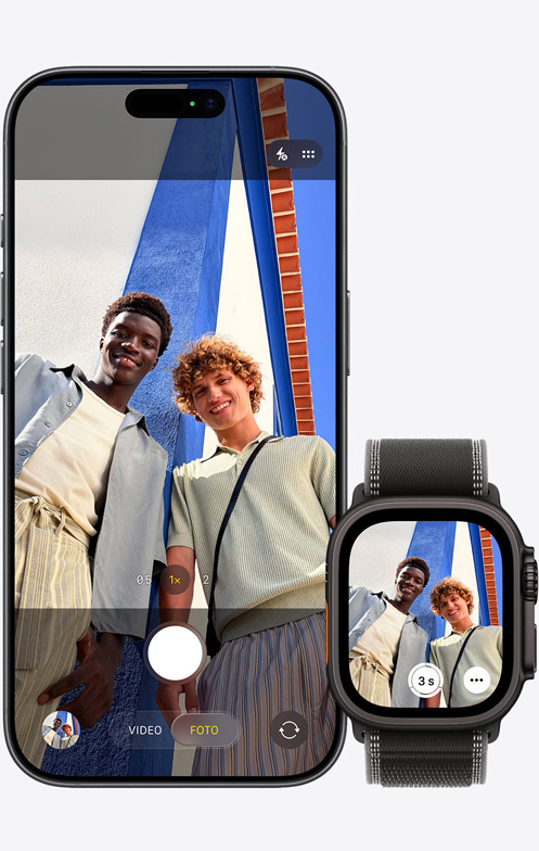 iPhone 17 mostrato di fronte, fotocamera in uso per scattare un selfie di gruppo, affiancato a un Apple Watch Ultra 3 con controllo remoto della fotocamera