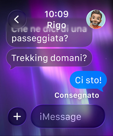 Un’immagine dell’aurora boreale come sfondo di una chat di gruppo in Messaggi