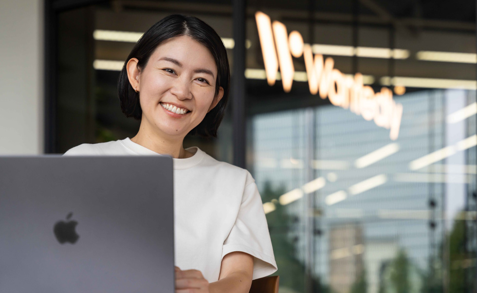 創業者兼CEOの仲暁子氏は、社員の働きやすさや使いやすさを考え、Macを選んでいます。