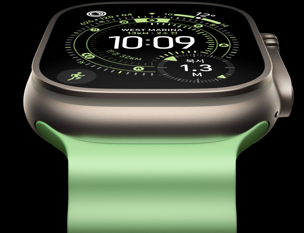 오리엔티어링 시계 페이스의 나침반을 보여주는 내추럴 색상 티타늄 케이스의 Apple Watch Ultra 3, 그리고 네온 그린 색상 오션 밴드