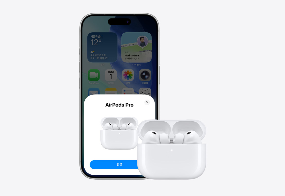 AirPods을 넣어둔 케이스를 열고 iPhone과 나란히 놓아둔 모습. iPhone 화면에 AirPods 연결 팝업이 떠 있습니다