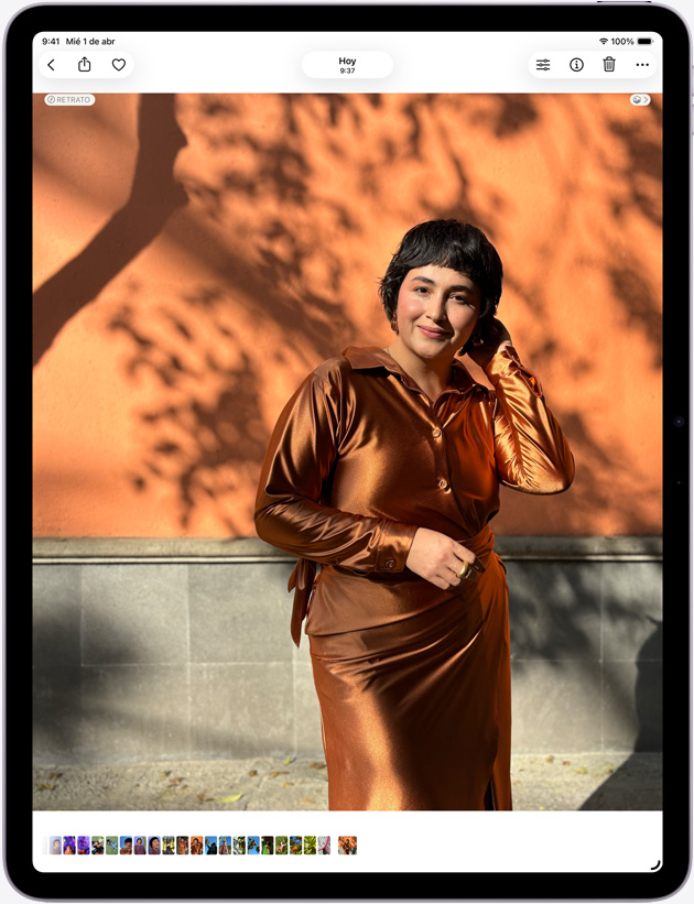 Parte frontal de un iPad Air de 13 pulgadas con la app Fotos, muestra la pantalla Liquid Retina