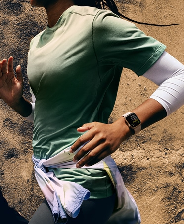 Cilvēks seko līdzi skrējiena datiem savā Apple Watch SE 3