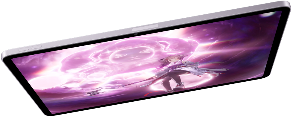 جهاز iPad Air في الوضع الأفقي يعرض لعبة فيديو، موديلان آخران من iPad Air تحته