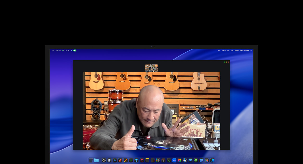 خلال مكالمة فيديو، يلقي شخص في متجر موسيقى نظرة عن قرب على مشغّل أسطوانات، ويبقى في وسط الإطار بفضل كاميرا Center Stage