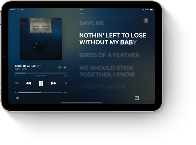 iPad mini, dispunere orizontală, afișând Apple Music cu versurile melodiilor.