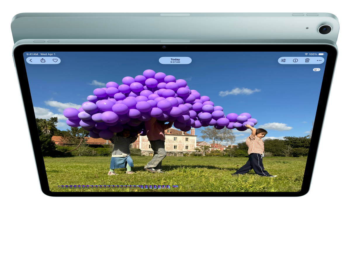 Predná strana iPadu Air, osoba má spustený FaceTime a prezerá si Keynote, za zariadením je zadná strana iného iPadu Air