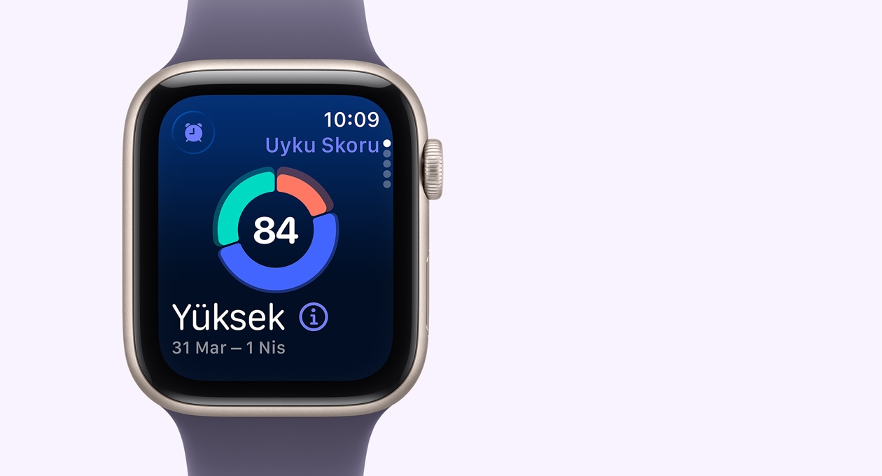 Apple Watch SE 3, alüminyum kasa, yıldız ışığı renk, ekranda uyku skoru halkasının grafiği gösteriliyor, sağ dış görünüm, Digital Crown, Spor Kordon, sis moru renk