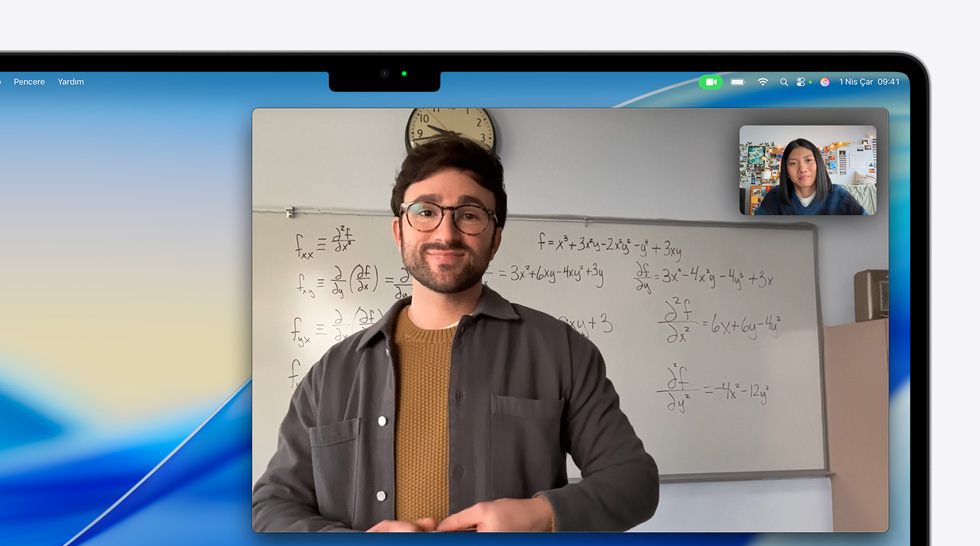 MacBook Air’de iki kişinin gerçekleştirdiği görüntülü arama, kişi Ana Sahne özelliği sayesinde hareket ederken bile kadrajın merkezinde kalıyor