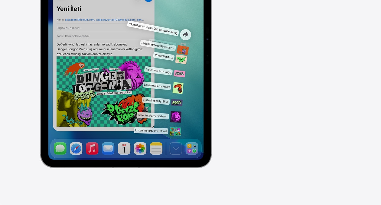 Ekranın altındaki Dock uygulamasından bir dizi dosyanın yelpaze şeklinde açılarak yukarı doğru çıktığı Apple aygıtının yakın çekim görüntüsü