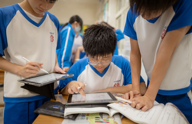 Students at Municipal Ruifang Junior High work together to complete a group assignment in GoodNotes. 