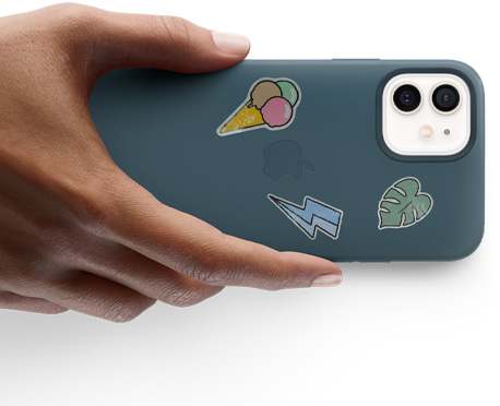 ステッカーを貼ったiPhone 12を持つ手