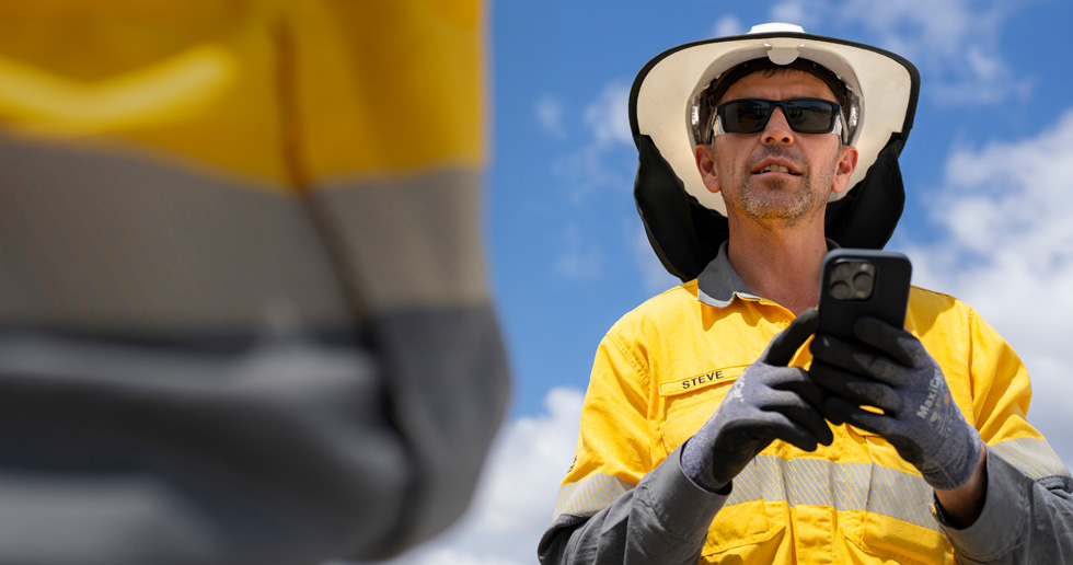 Medarbetare på fältet använder iPhone och iPad till att bedöma arbetsplatser, samarbeta med teammedlemmar och se detaljerad information om flera olika arbetsplatser