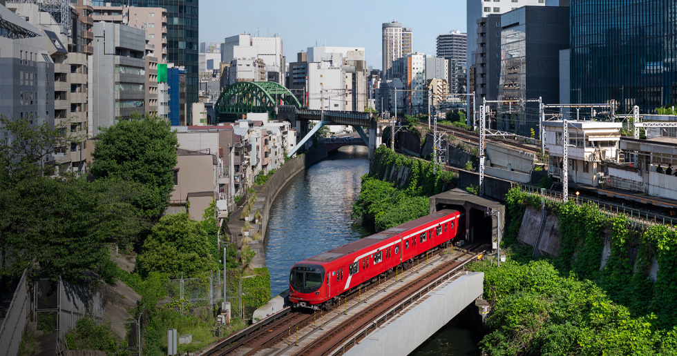 Imagens da região metropolitana de Tóquio, incluindo trens cruzando pontes, operações diárias e trabalhos de manutenção