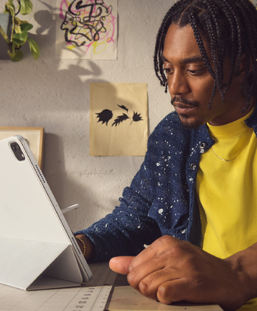 Une personne regarde l’écran de son iPad Air avec Smart Folio à une distance de visionnage appropriée