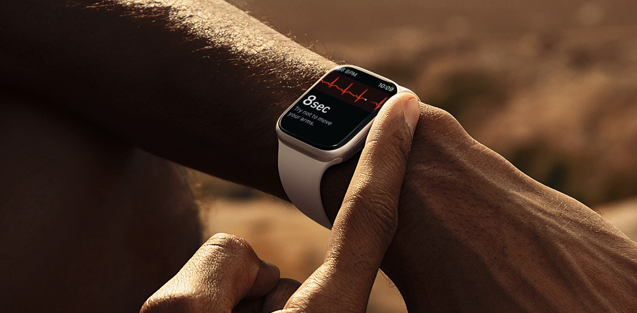 Una persona che fa un elettrocardiogramma con l’app ECG su Apple Watch.