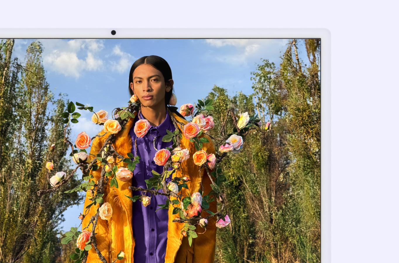 À l’écran, photo haute résolution d’une personne, prise en extérieur