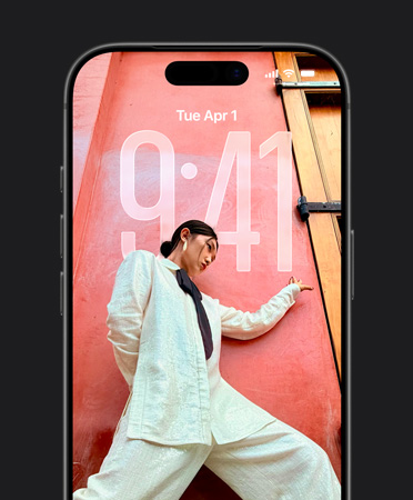 „iPhone“ užrakto ekranas, kuriame rodomas laikas, pritaikomas prie užrakinto ekrano nuotraukos