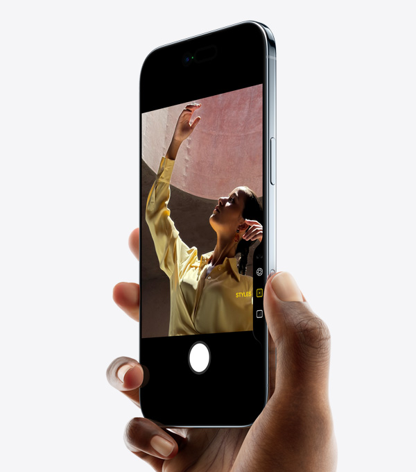 Une main tenant un iPhone Air avec le pouce sur le bouton Commande de l’appareil photo, face avant, côté, profil fin, Dynamic Island, bouton latéral