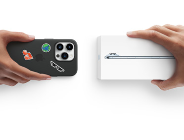 Naast elkaar: een hand die iPhone 13 in een siliconenhoesje met stickers op de achterkant vasthoudt en een hand die een nieuwe iPhone 17 in de verpakking vasthoudt als voorstelling van inruilen