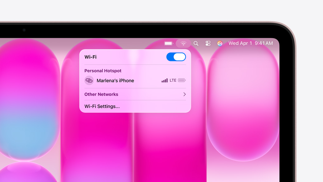 MacBook Neo, couleur rose poudré, le menu Wi-Fi affiche la section Partage de connexion avec l’option « Marlena's iPhone » à sélectionner