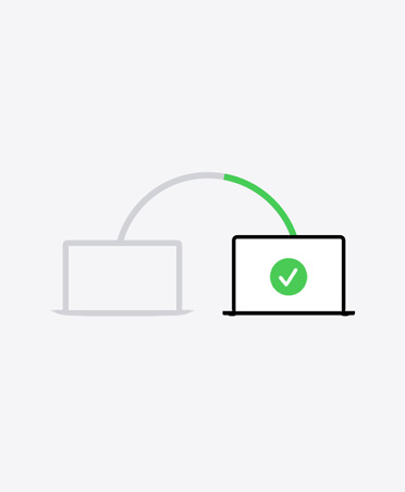 Illustration de deux ordinateurs portables connectés par une ligne, le second affiche une coche verte à l’écran indiquant que le processus de migration est terminé