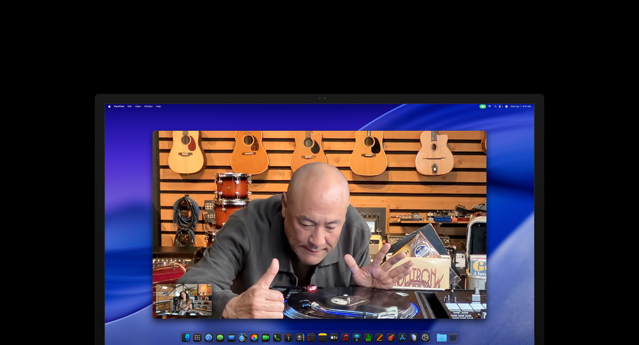 Durante una videollamada, una persona en una tienda de música ve de cerca un tocadiscos, y gracias a la cámara Center Stage, sigue en el centro del cuadro