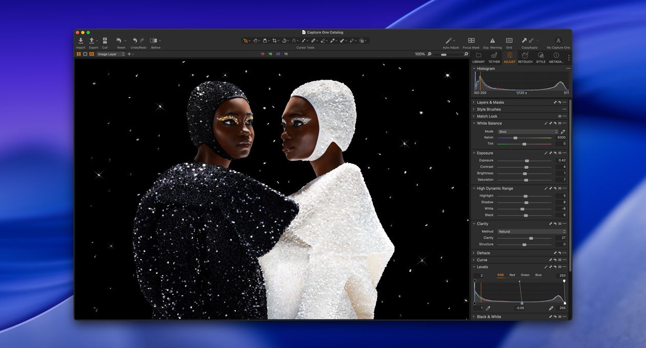 Osoba v čiernom stojí bokom k osobe v bielom, čo znázorňuje jas a kontrast displeja Studio Display XDR